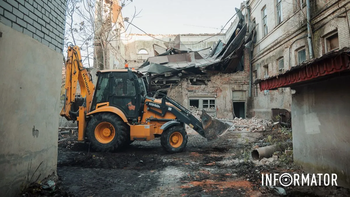 У Дніпрі на Воскресенській обвалився дах будинку: заїзд на вулицю перекрили