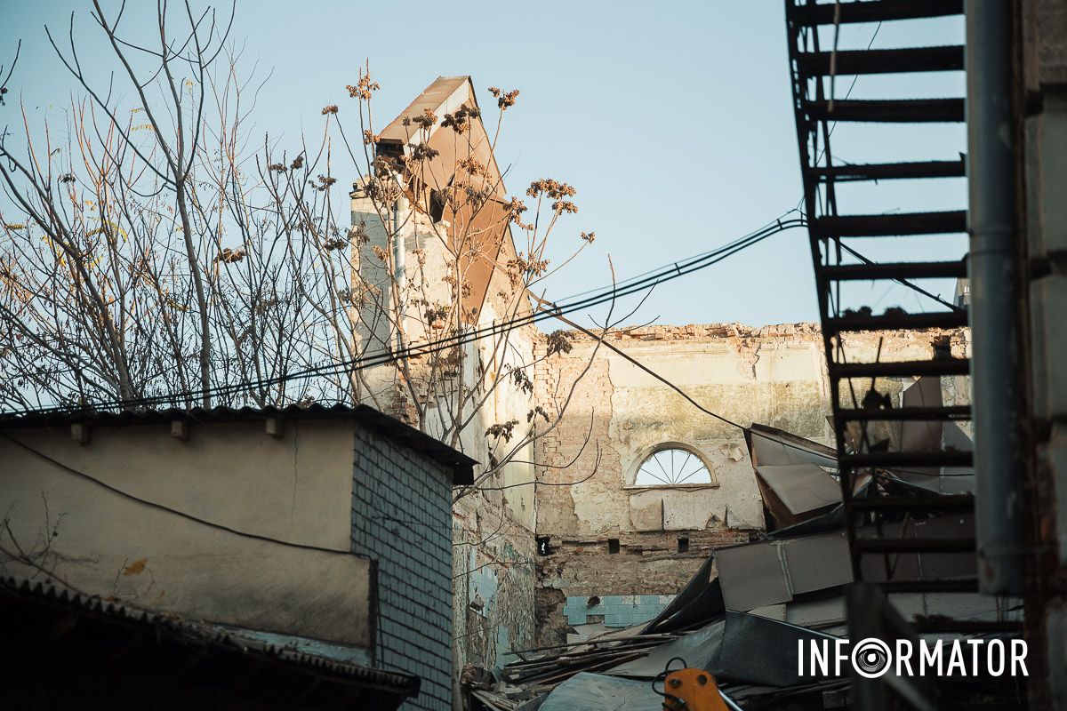 Станом на 14:34, комунальні служби залучили будівельну техніку для прибирання завалів