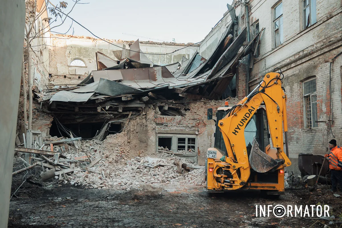 Техніка прибирає завали