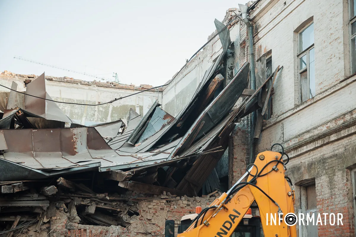 Уламки даху