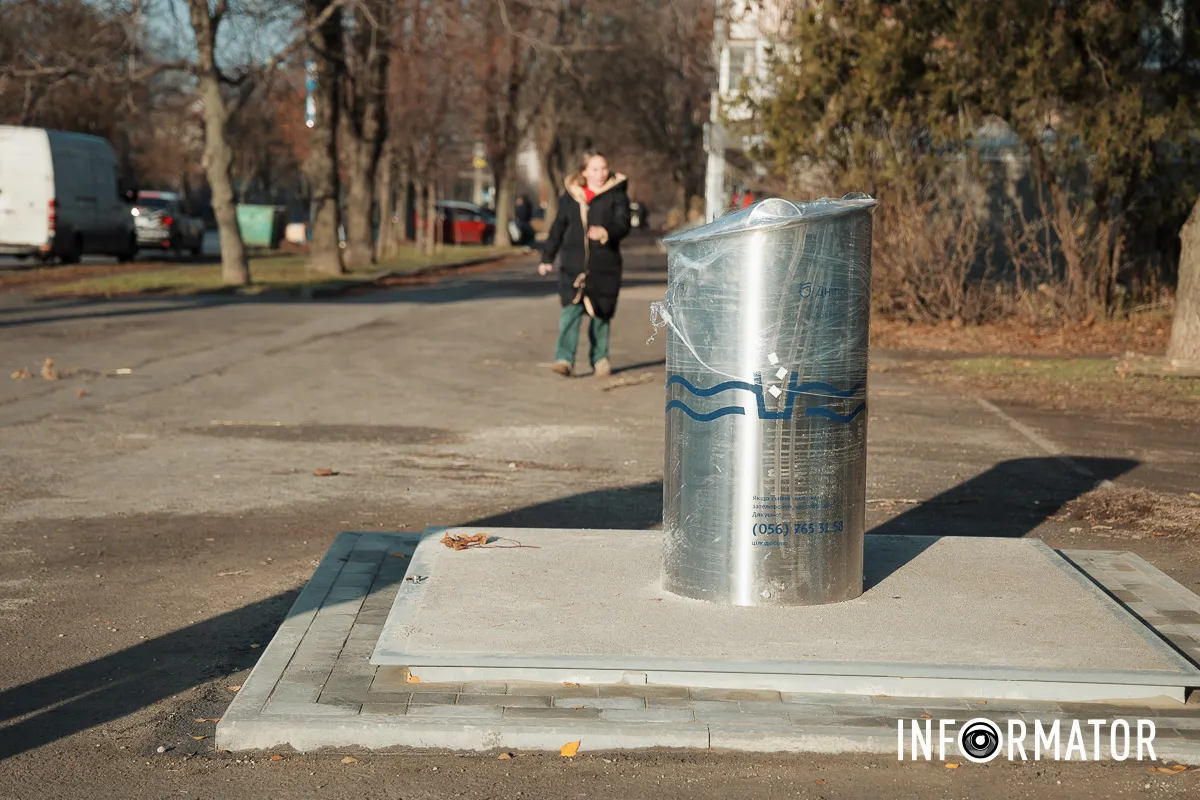 Бак складається з бетонної основи, пластику та кришки Бак складається з бетонної основи, пластику та кришки