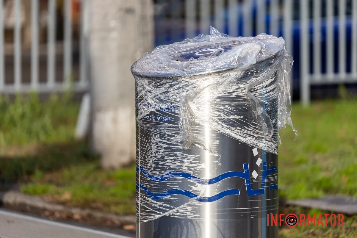 Металева частина з логотипом міста Металева частина з логотипом міста