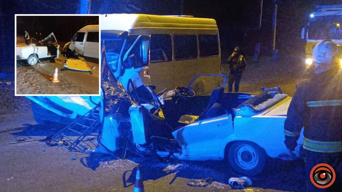 У Дніпрі маршрутка лоб в лоб зіштовхнулася з ВАЗ: одна людина загинула, ще двох госпіталізували