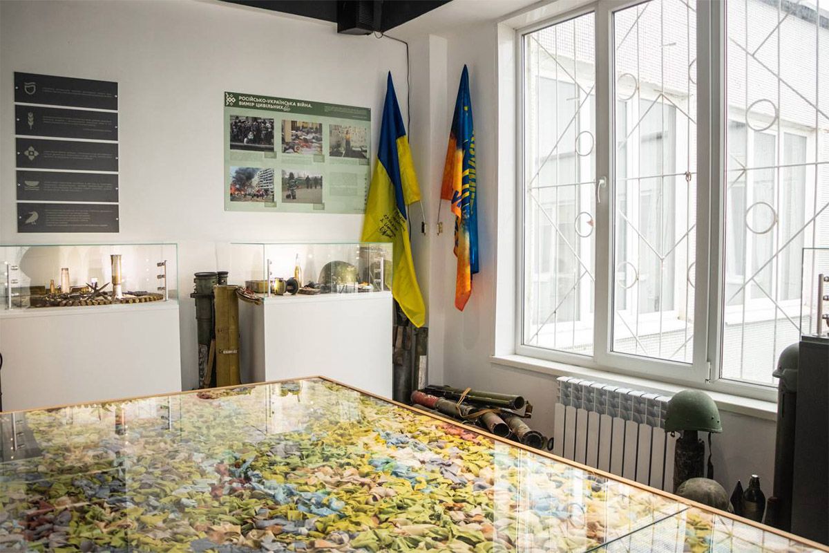 Серед найбільших експонатів — стіл, створений з маскувальною сіткою Серед найбільших експонатів — стіл, створений з маскувальною сіткою