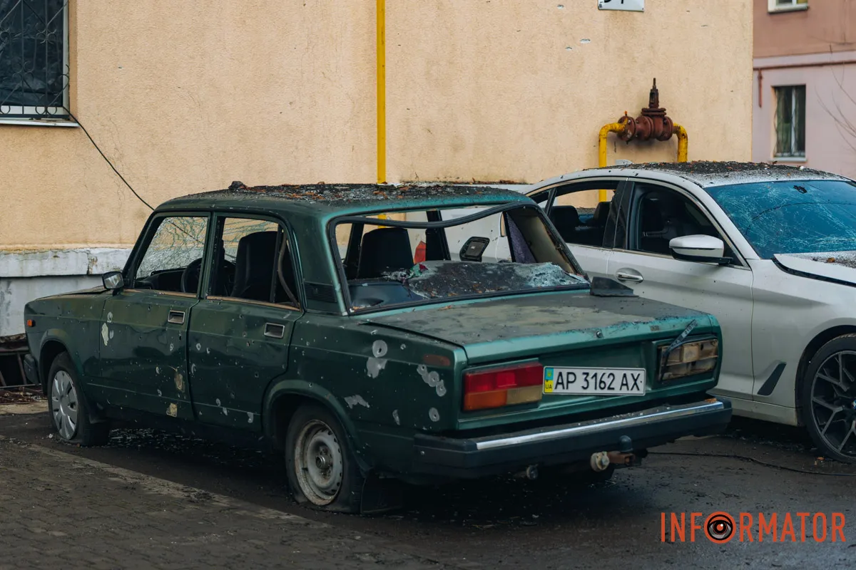 Також були понівечені шість машин Також були понівечені шість машин
