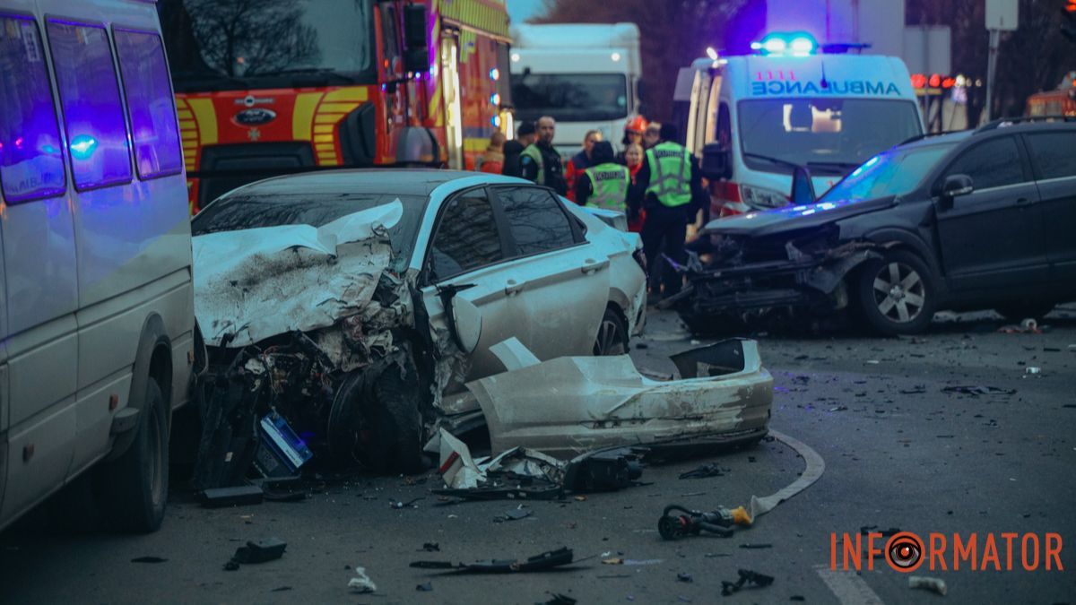 У Дніпрі на перехресті Робочої та Професора Герасюти зіткнулися Chevrolet і Volkswagen: є постраждалі, працюють медики та рятувальники