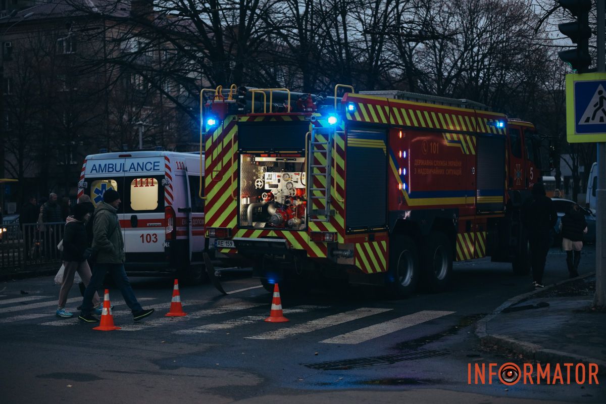 У Дніпрі на перехресті Робочої та Професора Герасюти зіткнулися Chevrolet і Volkswagen: є постраждалі, працюють медики та рятувальники 16