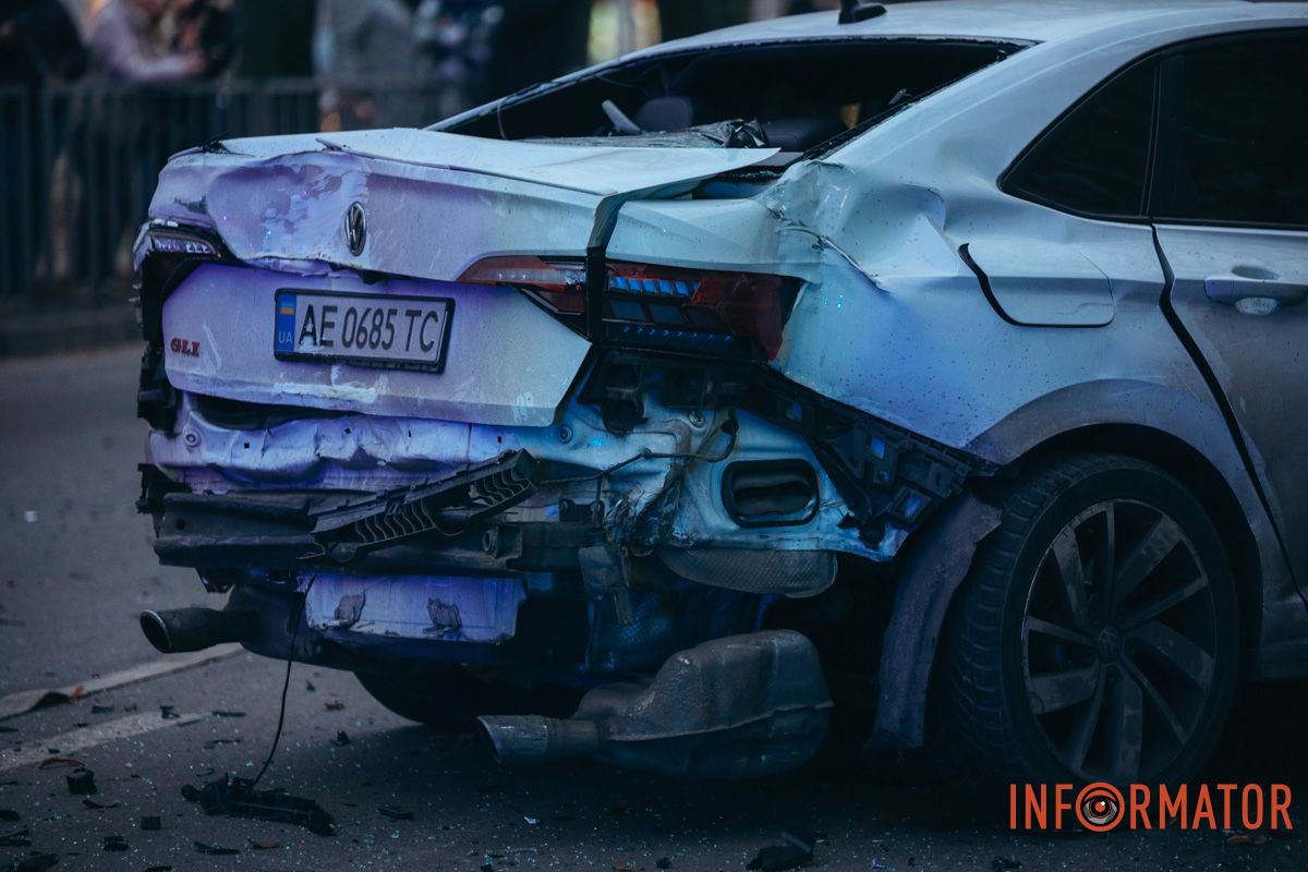 У Дніпрі на перехресті Робочої та Професора Герасюти зіткнулися Chevrolet і Volkswagen: є постраждалі, працюють медики та рятувальники 18