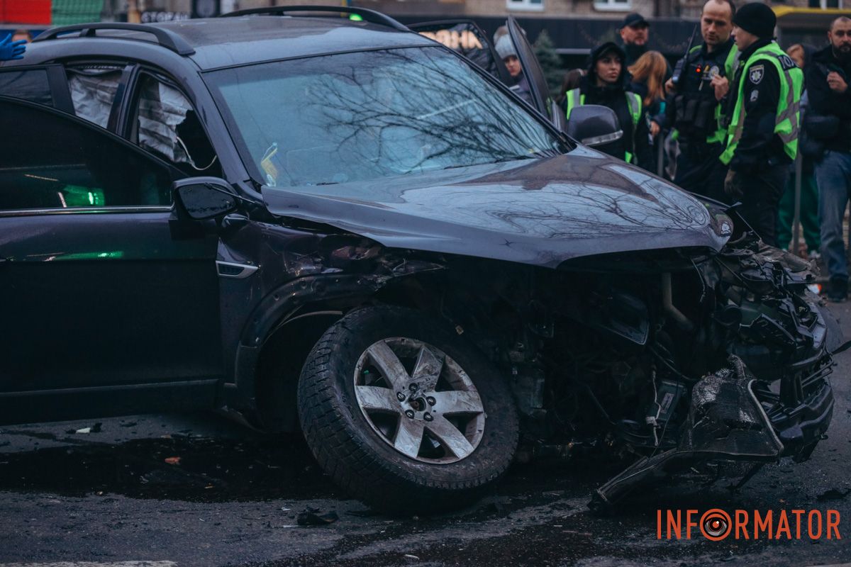 У Дніпрі на перехресті Робочої та Професора Герасюти зіткнулися Chevrolet і Volkswagen: є постраждалі, працюють медики та рятувальники 19