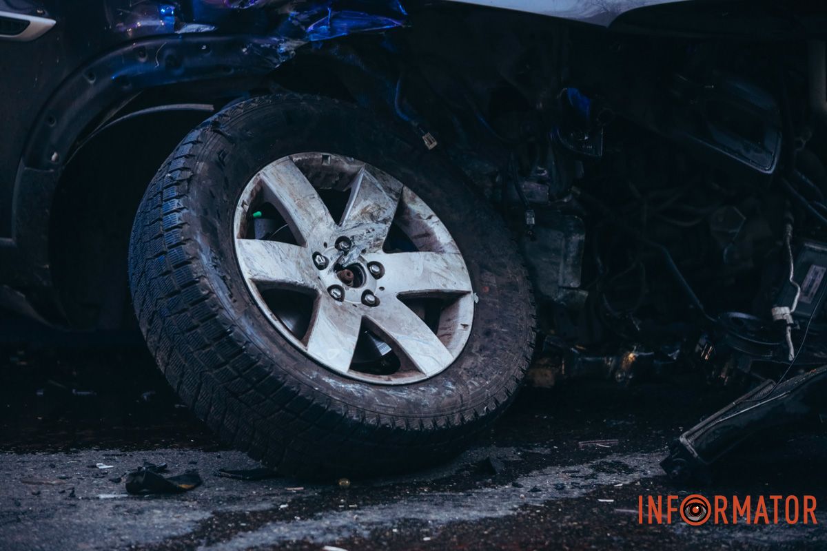 У Дніпрі на перехресті Робочої та Професора Герасюти зіткнулися Chevrolet і Volkswagen: є постраждалі, працюють медики та рятувальники 20