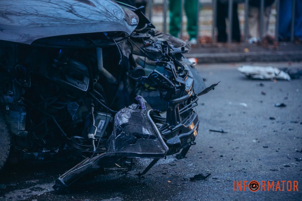 У Дніпрі на перехресті Робочої та Професора Герасюти зіткнулися Chevrolet і Volkswagen: є постраждалі, працюють медики та рятувальники 21