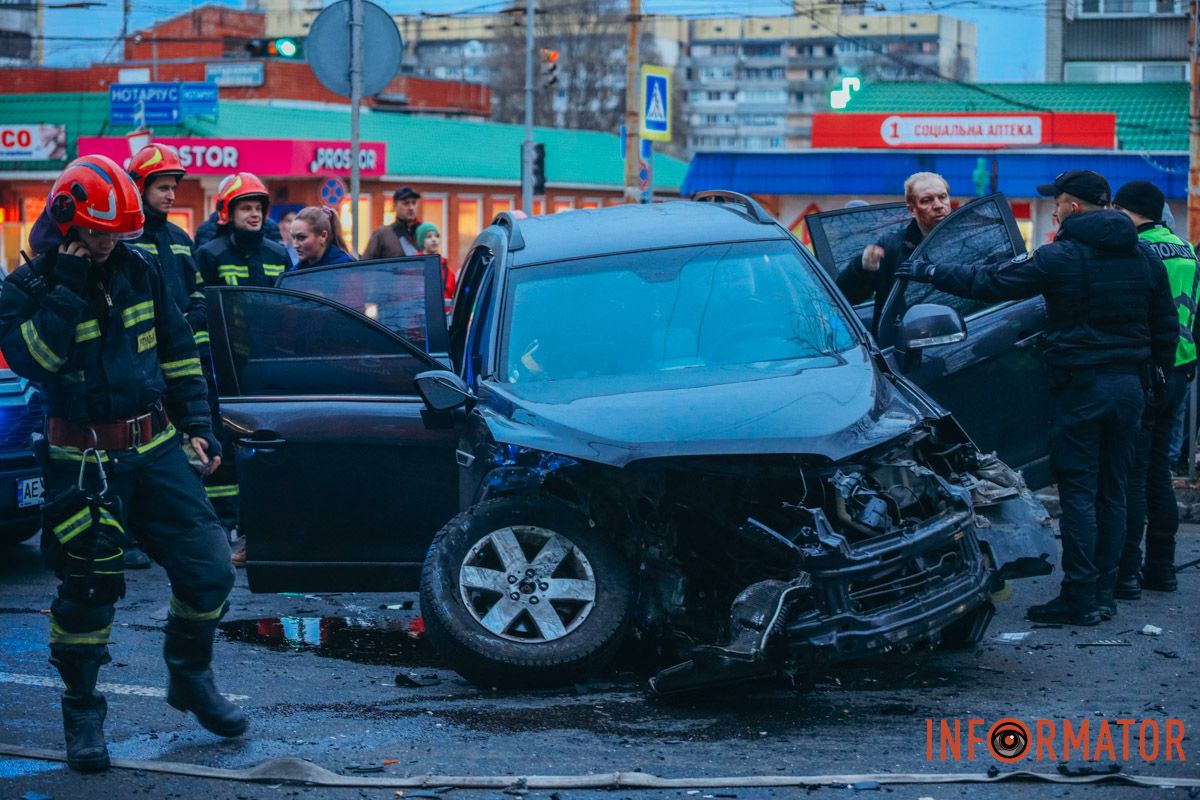 У Дніпрі на перехресті Робочої та Професора Герасюти зіткнулися Chevrolet і Volkswagen: є постраждалі, працюють медики та рятувальники 22