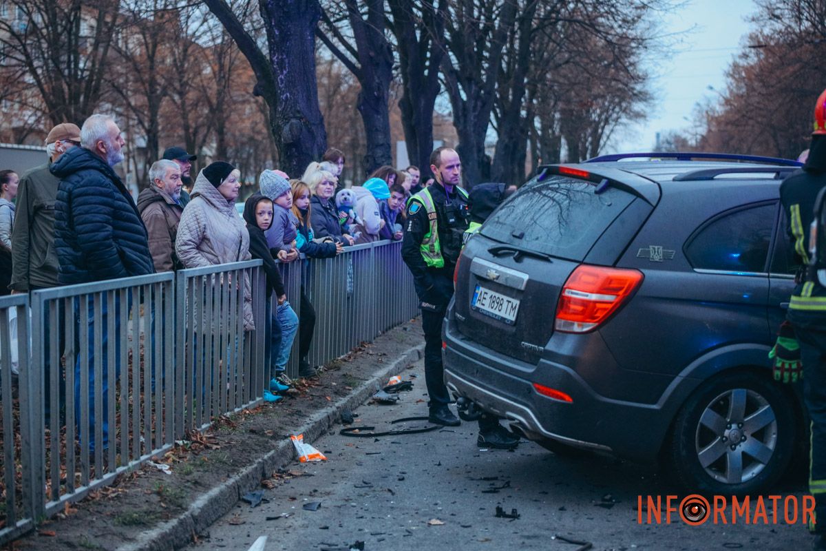У Дніпрі на перехресті Робочої та Професора Герасюти зіткнулися Chevrolet і Volkswagen: є постраждалі, працюють медики та рятувальники 23