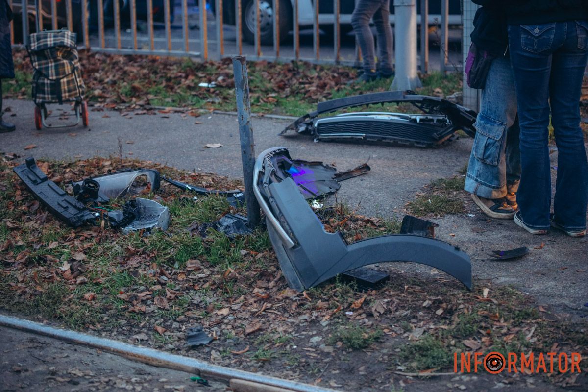 У Дніпрі на перехресті Робочої та Професора Герасюти зіткнулися Chevrolet і Volkswagen: є постраждалі, працюють медики та рятувальники 24