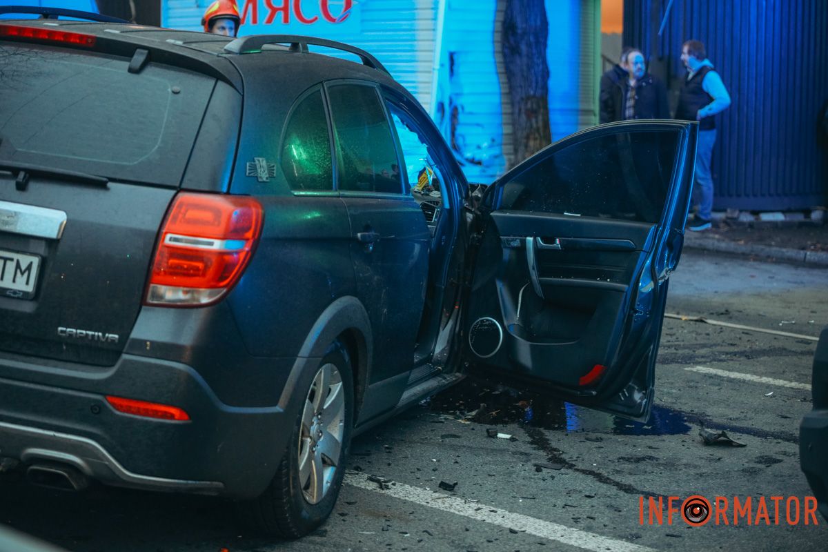 У Дніпрі на перехресті Робочої та Професора Герасюти зіткнулися Chevrolet і Volkswagen: є постраждалі, працюють медики та рятувальники 25