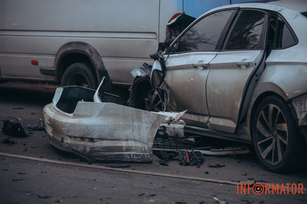 У Дніпрі на перехресті Робочої та Професора Герасюти зіткнулися Chevrolet і Volkswagen: є постраждалі, працюють медики та рятувальники 28