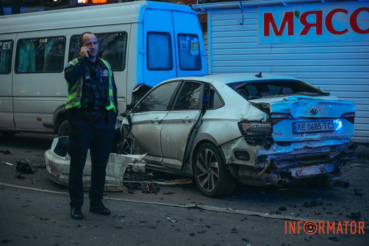 У Дніпрі на перехресті Робочої та Професора Герасюти зіткнулися Chevrolet і Volkswagen: є постраждалі, працюють медики та рятувальники 29