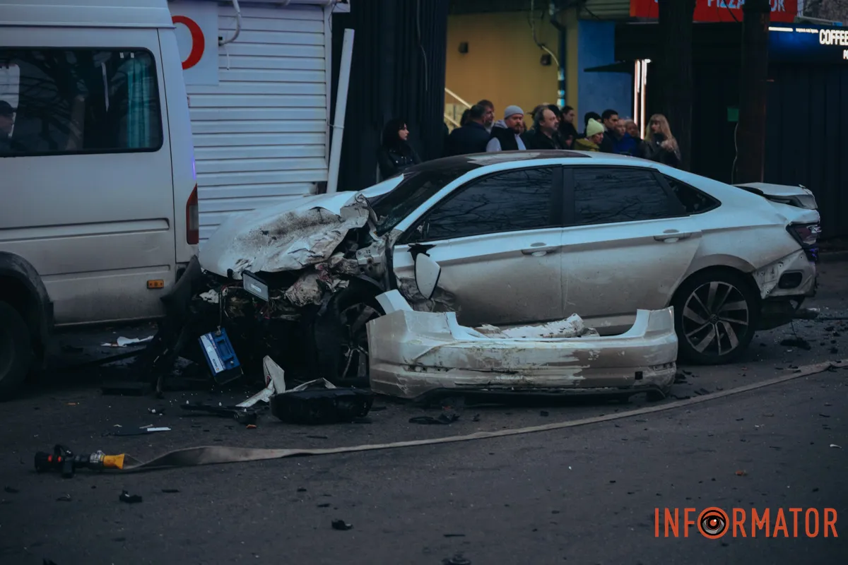 У Дніпрі на перехресті Робочої та Професора Герасюти зіткнулися Chevrolet і Volkswagen: є постраждалі, працюють медики та рятувальники 2