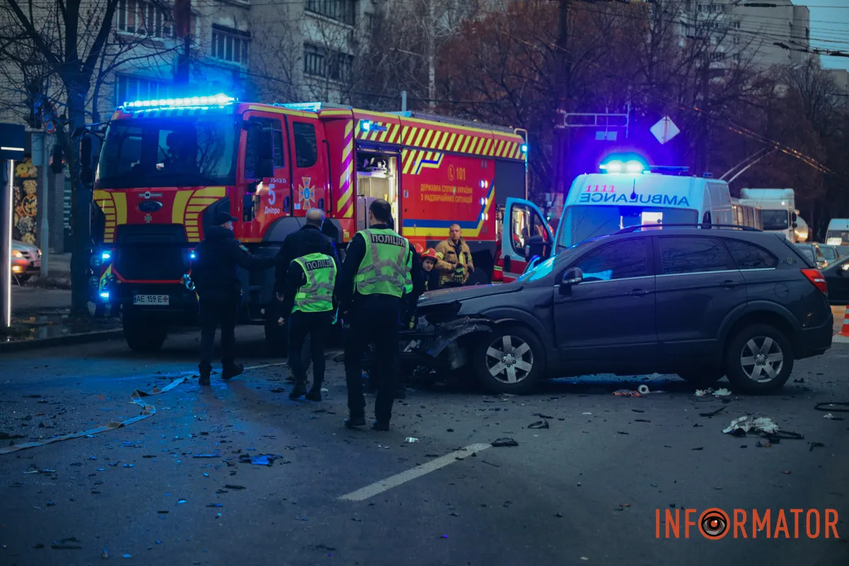 У Дніпрі на перехресті Робочої та Професора Герасюти зіткнулися Chevrolet і Volkswagen: є постраждалі, працюють медики та рятувальники 3
