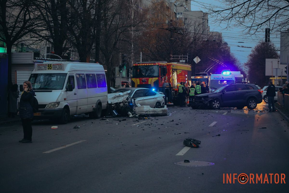 У Дніпрі на перехресті Робочої та Професора Герасюти зіткнулися Chevrolet і Volkswagen: є постраждалі, працюють медики та рятувальники 5