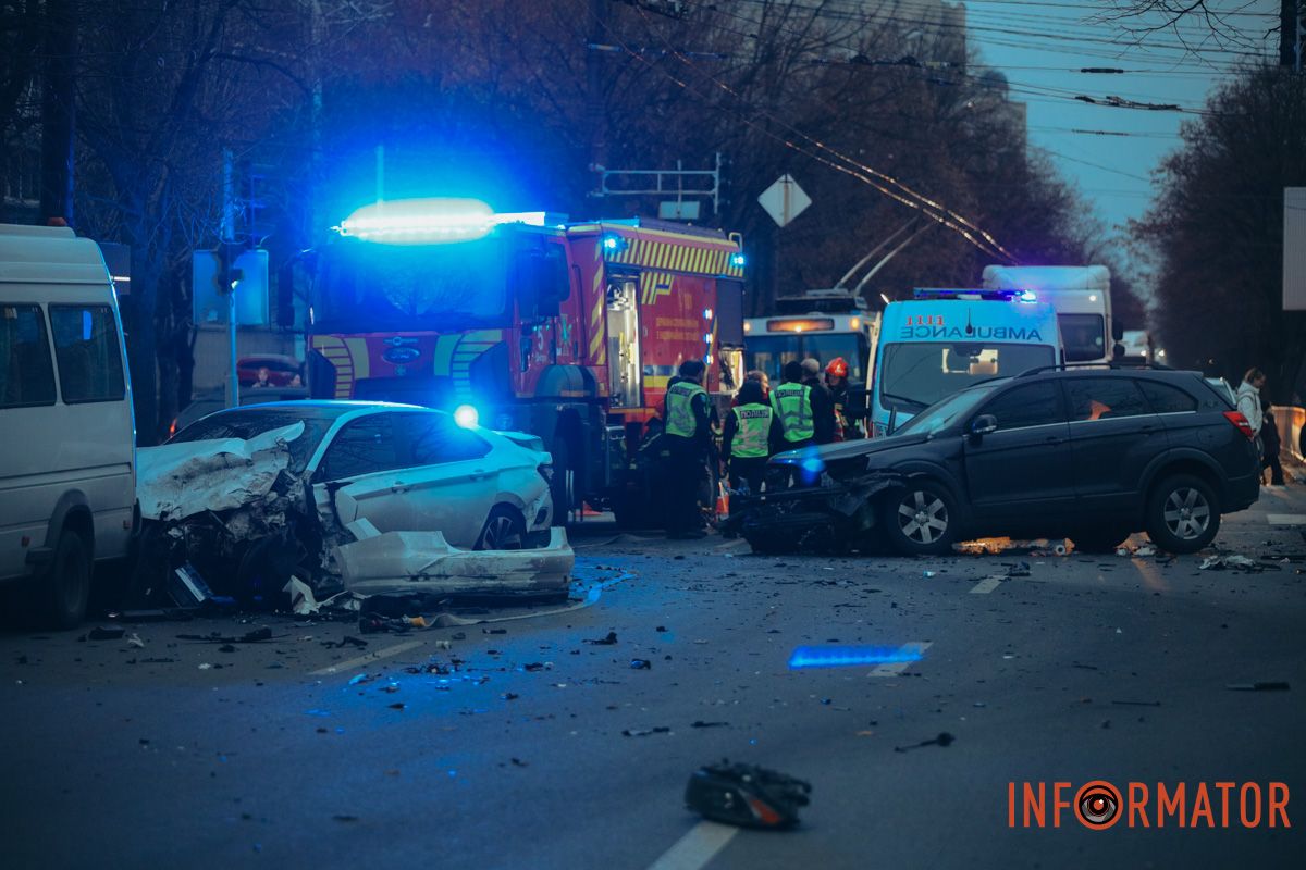 У Дніпрі на перехресті Робочої та Професора Герасюти зіткнулися Chevrolet і Volkswagen: є постраждалі, працюють медики та рятувальники 6