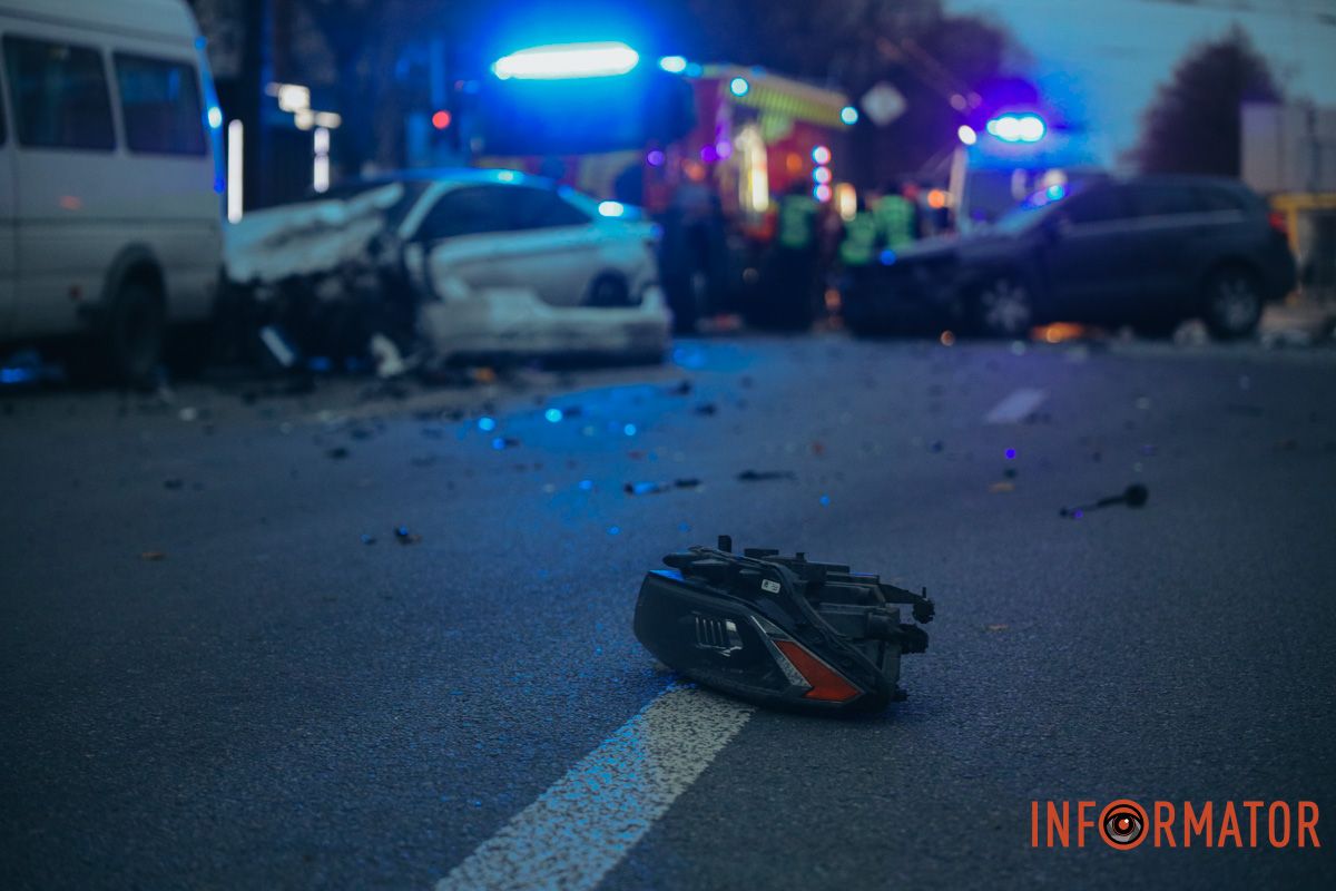 У Дніпрі на перехресті Робочої та Професора Герасюти зіткнулися Chevrolet і Volkswagen: є постраждалі, працюють медики та рятувальники 7