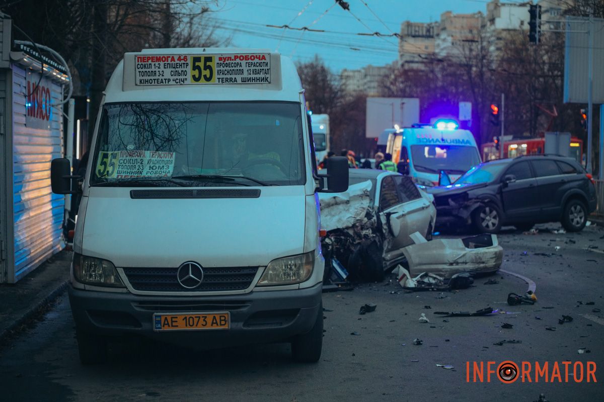 У Дніпрі на перехресті Робочої та Професора Герасюти зіткнулися Chevrolet і Volkswagen: є постраждалі, працюють медики та рятувальники 8