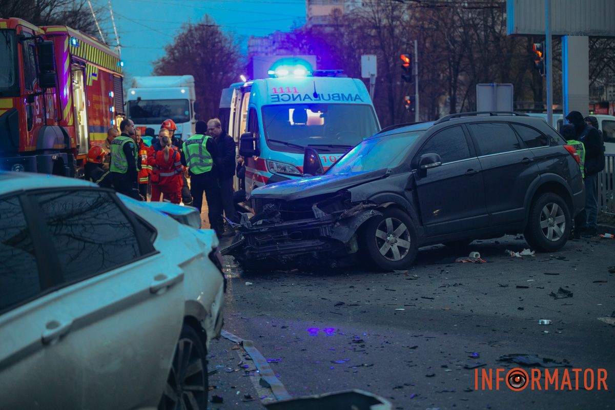 У Дніпрі на перехресті Робочої та Професора Герасюти зіткнулися Chevrolet і Volkswagen: є постраждалі, працюють медики та рятувальники 10