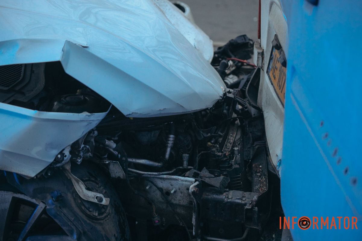 У Дніпрі на перехресті Робочої та Професора Герасюти зіткнулися Chevrolet і Volkswagen: є постраждалі, працюють медики та рятувальники 11