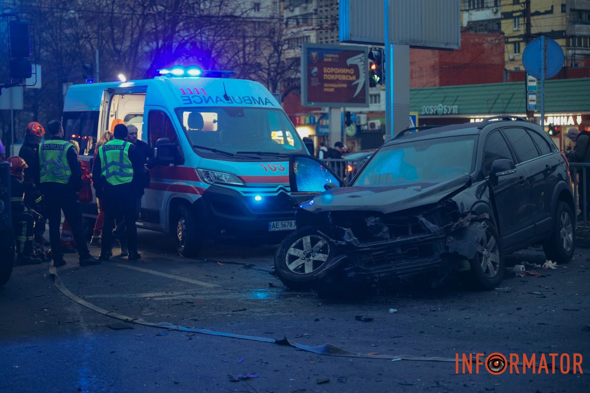У Дніпрі на перехресті Робочої та Професора Герасюти зіткнулися Chevrolet і Volkswagen: є постраждалі, працюють медики та рятувальники 12