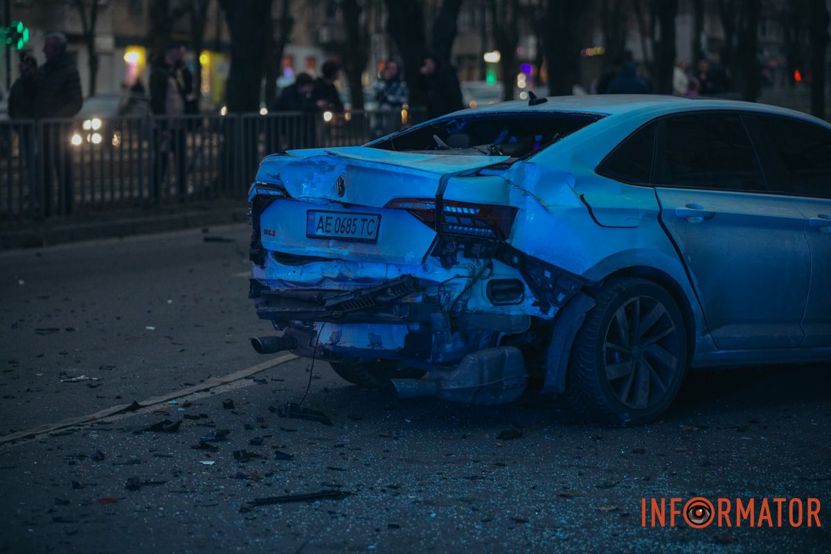 У Дніпрі на перехресті Робочої та Професора Герасюти зіткнулися Chevrolet і Volkswagen: є постраждалі, працюють медики та рятувальники 13