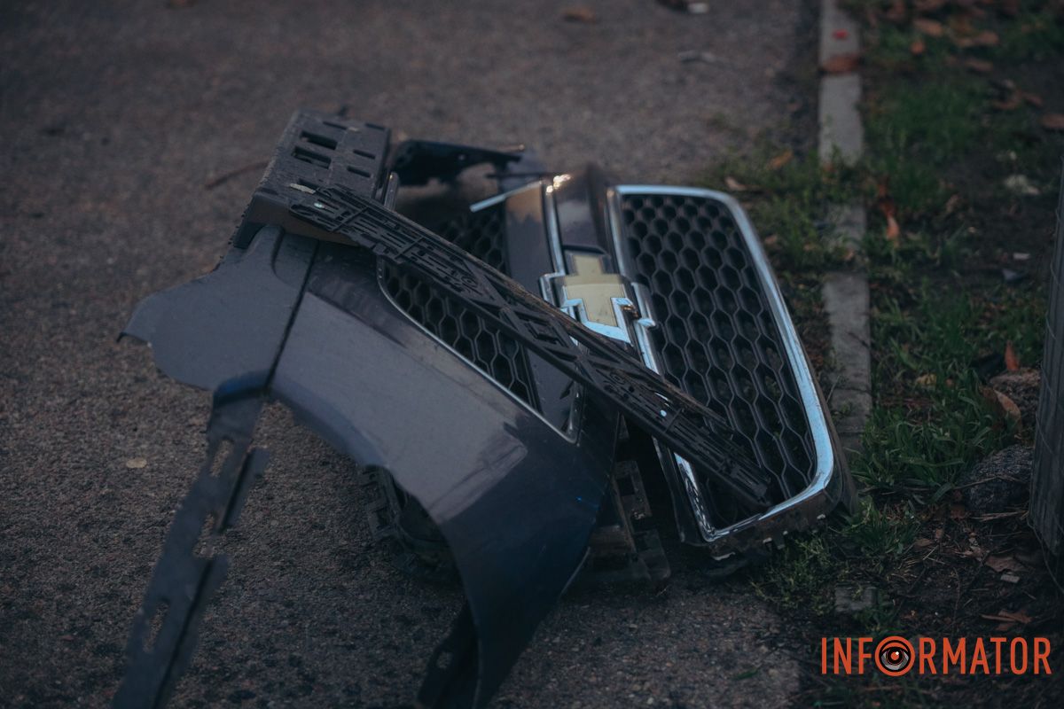 У Дніпрі на перехресті Робочої та Професора Герасюти зіткнулися Chevrolet і Volkswagen: є постраждалі, працюють медики та рятувальники 14