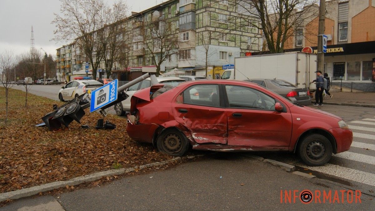 У Дніпрі на проспекті Поля Chevrolet після зіткнення з Audi відлетів у світлофор