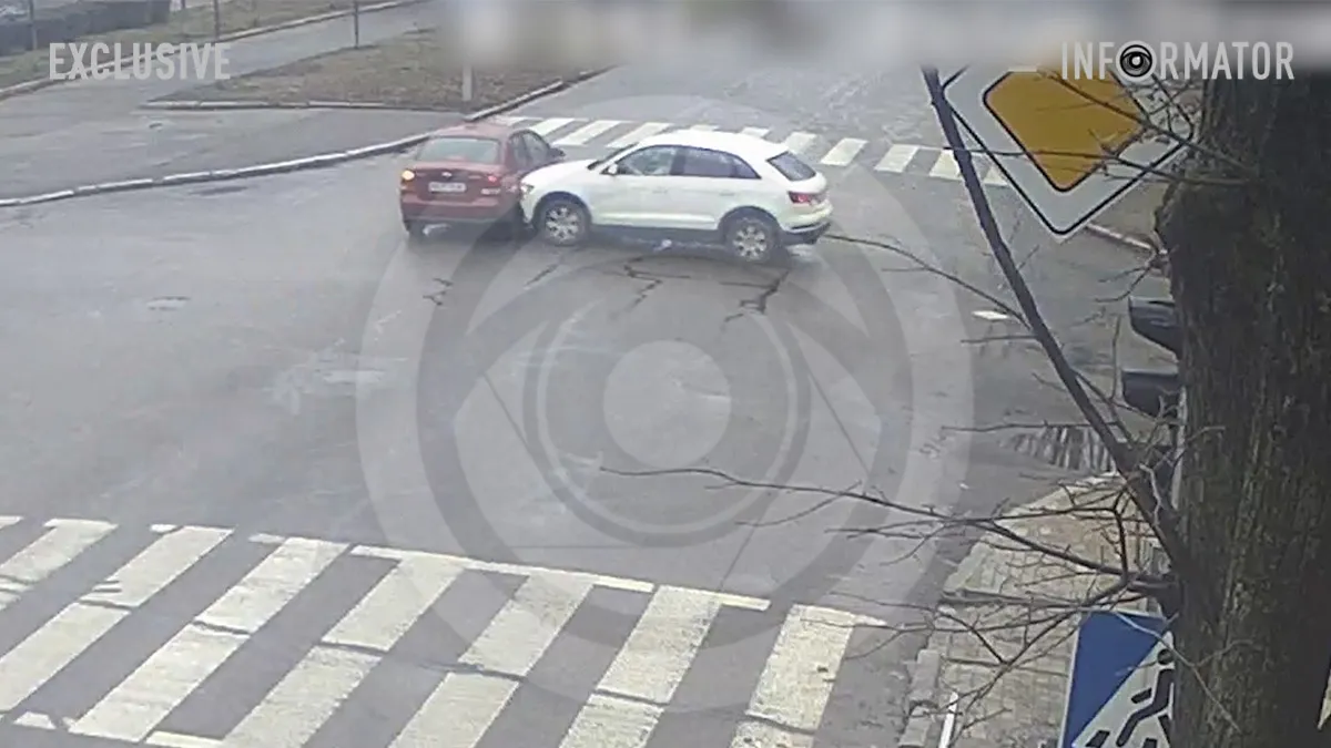 Відео моменту: у Дніпрі на проспекті Поля після зіткнення з Audi Chevrolet зніс світлофор