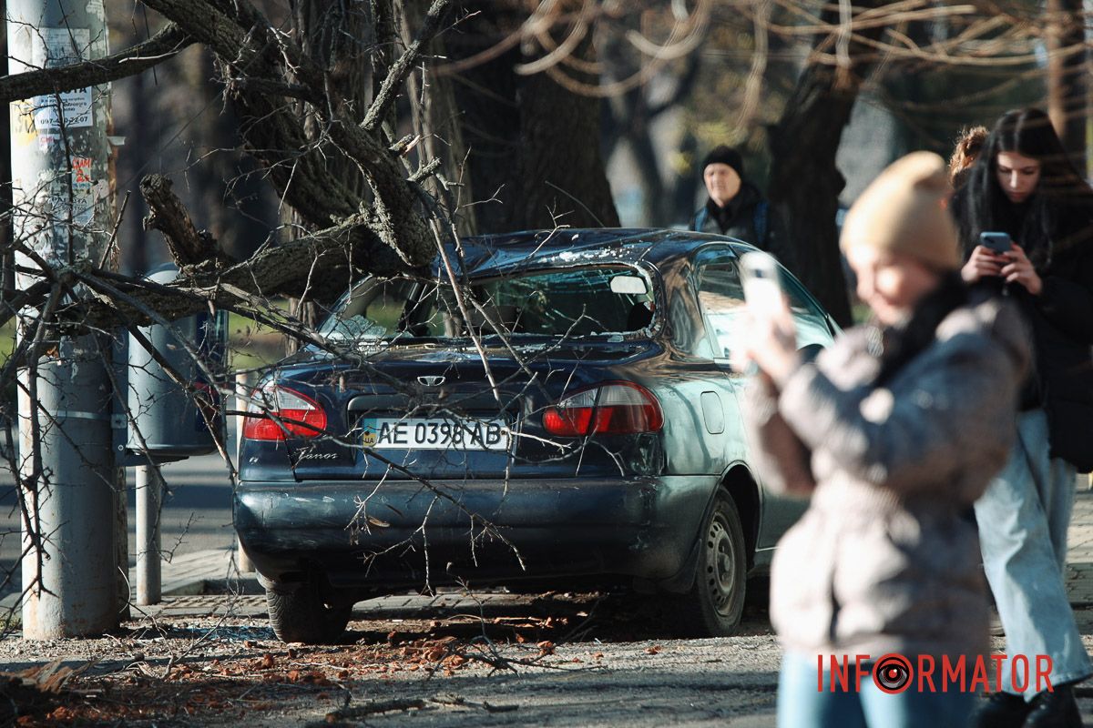 У Дніпрі на Лесі Українки Daewoo Lanos після зіткнення з фурою Iveco зніс дерево 1