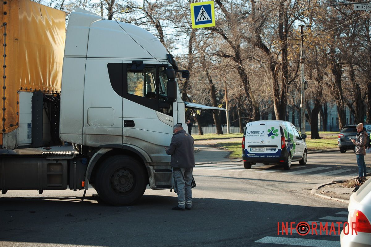 У Дніпрі на Лесі Українки Daewoo Lanos після зіткнення з фурою Iveco зніс дерево 2