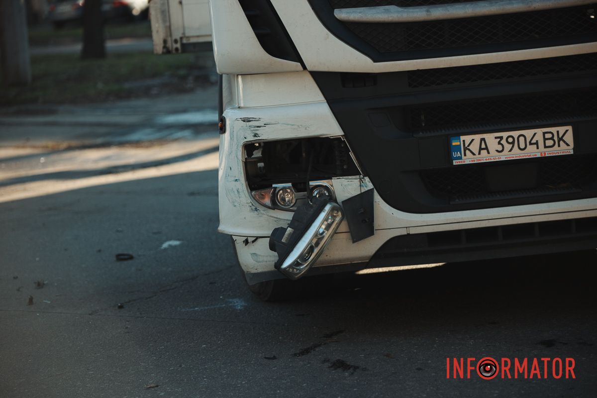 У Дніпрі на Лесі Українки Daewoo Lanos після зіткнення з фурою Iveco зніс дерево 3