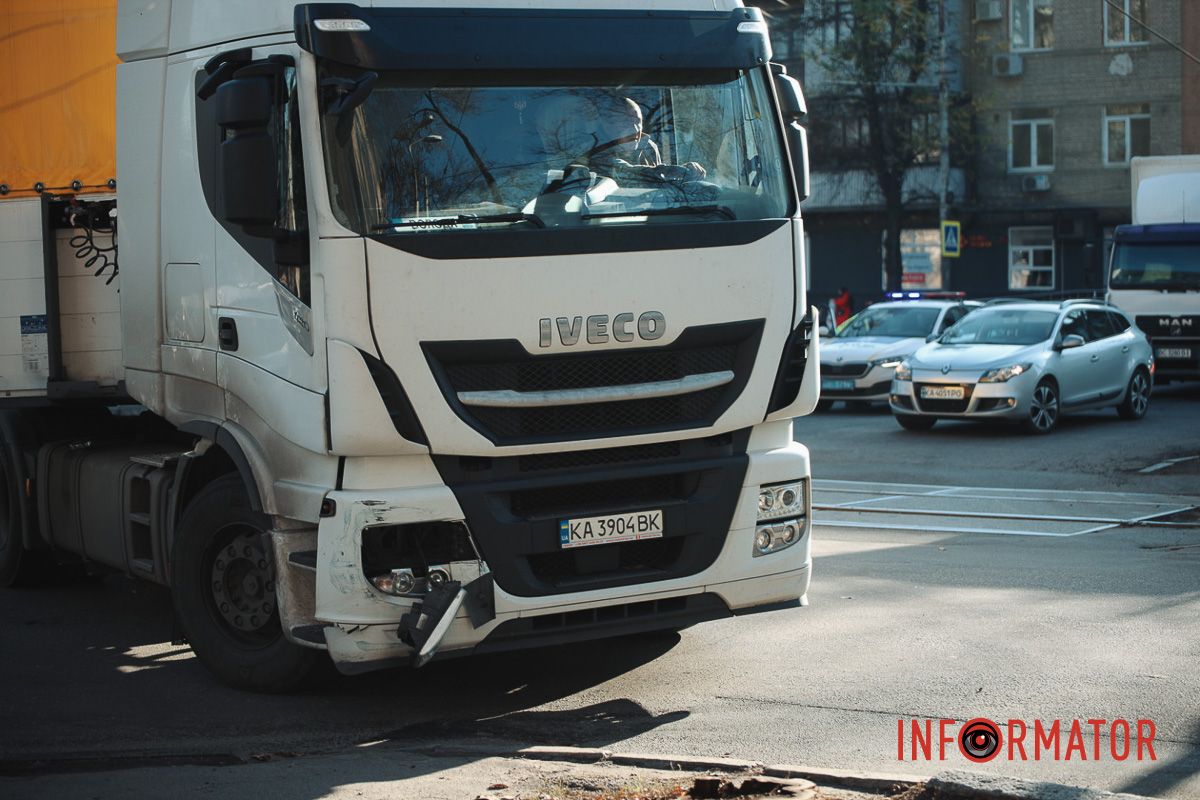 У Дніпрі на Лесі Українки Daewoo Lanos після зіткнення з фурою Iveco зніс дерево 4