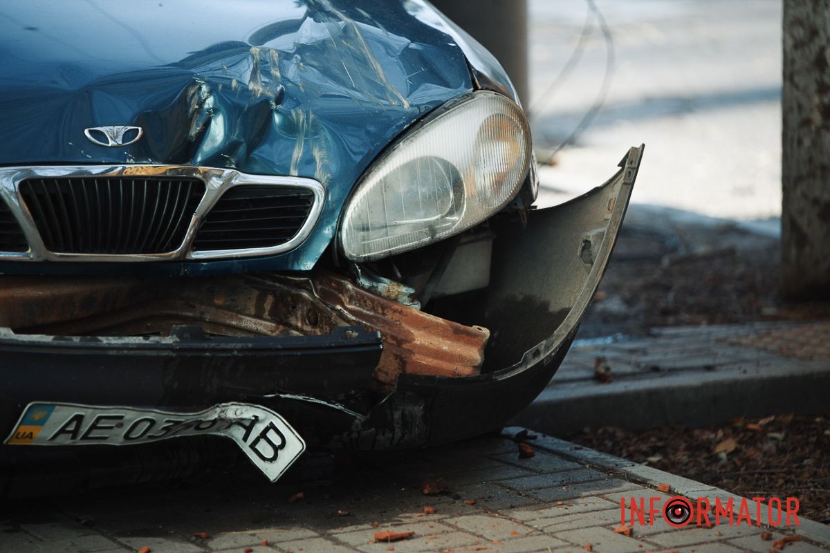 У Дніпрі на Лесі Українки Daewoo Lanos після зіткнення з фурою Iveco зніс дерево 15