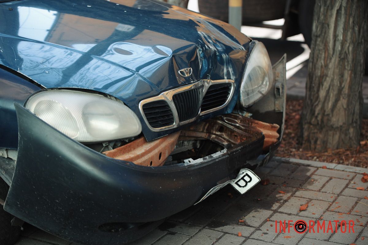 У Дніпрі на Лесі Українки Daewoo Lanos після зіткнення з фурою Iveco зніс дерево 13