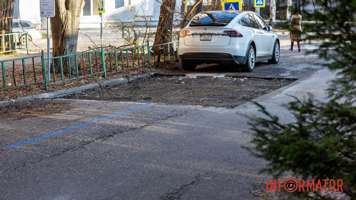 Не пройшло й року: у Дніпрі на Івана Акінфієва почали ремонтувати дорогу, в яку провалився Opel