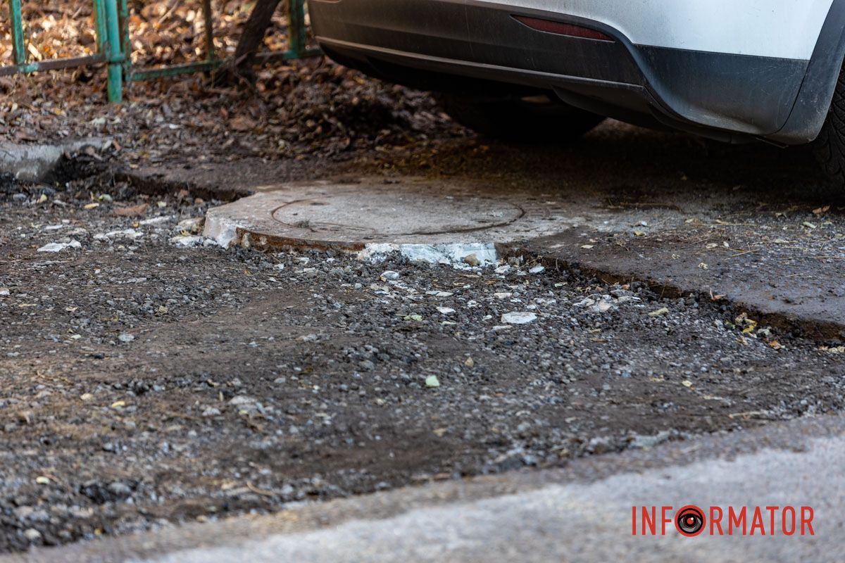Не прошло и года: в Днепре на Ивана Акинфиева начали ремонтировать дорогу, в которую провалился Opel 3