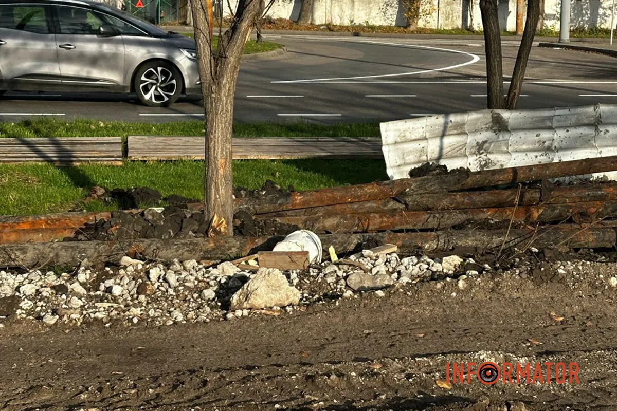 Поруч лежать шматки зношеного металу, який демонтували