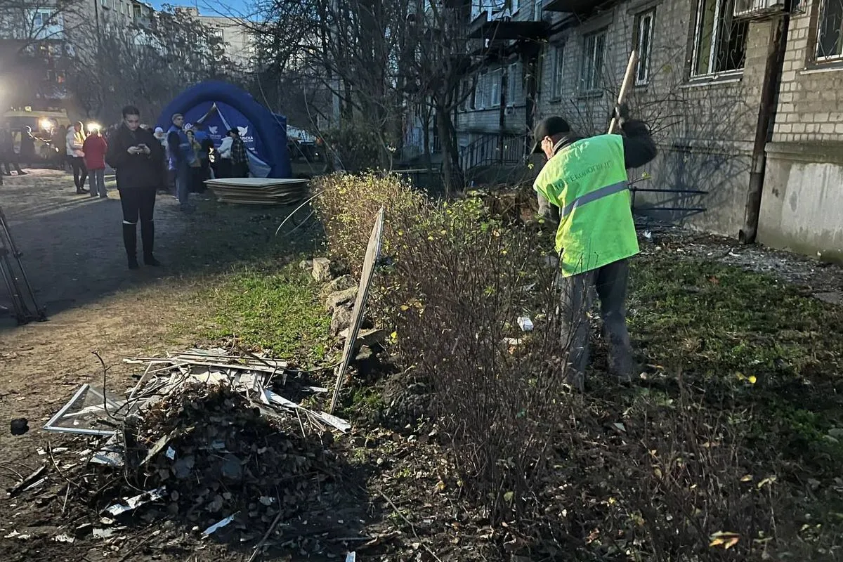 Людям надають плівку та OSB-плити для тимчасового закриття вибитих вікон міськрада 6