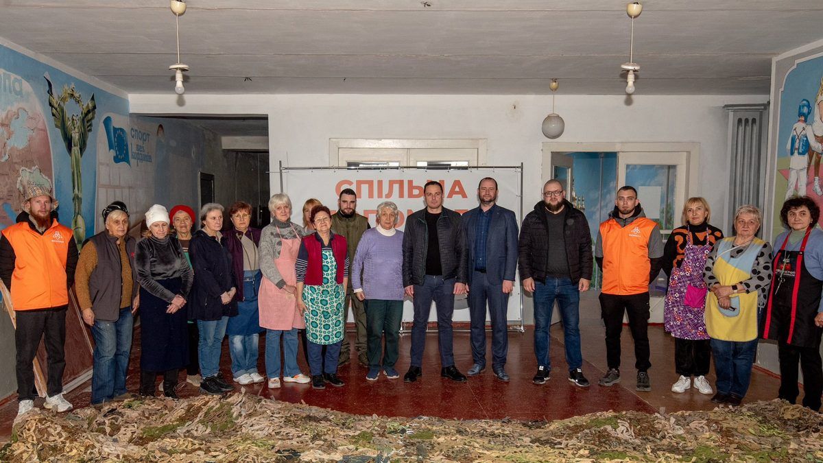 Працюють щодня у дві зміни: мер Кам’янського передав спанбонд для “Жіночої сотні”, яка виготовляє маскувальні сітки для ЗСУ