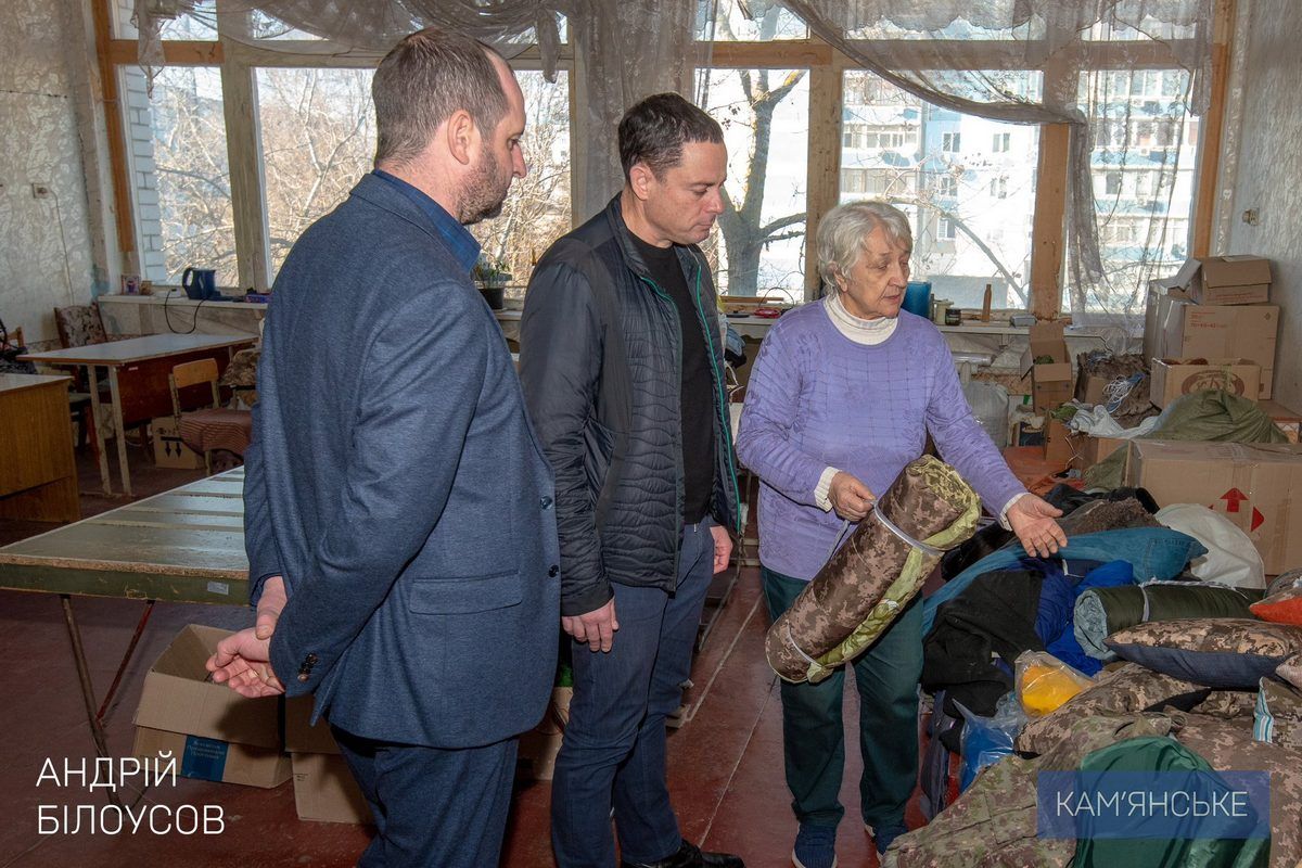 Працюють щодня у дві зміни: мер Кам’янського передав спанбонд для “Жіночої сотні”, яка виготовляє маскувальні сітки для ЗСУ 1