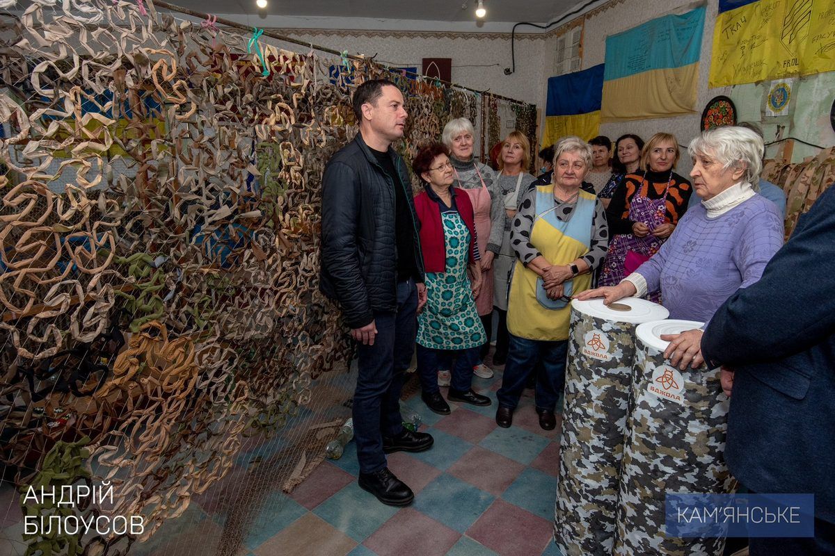 Працюють щодня у дві зміни: мер Кам’янського передав спанбонд для “Жіночої сотні”, яка виготовляє маскувальні сітки для ЗСУ 3