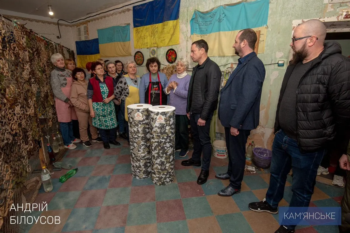 Працюють щодня у дві зміни: мер Кам’янського передав спанбонд для “Жіночої сотні”, яка виготовляє маскувальні сітки для ЗСУ 4