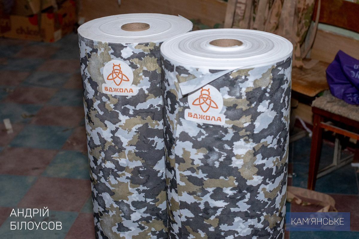 Працюють щодня у дві зміни: мер Кам’янського передав спанбонд для “Жіночої сотні”, яка виготовляє маскувальні сітки для ЗСУ 7