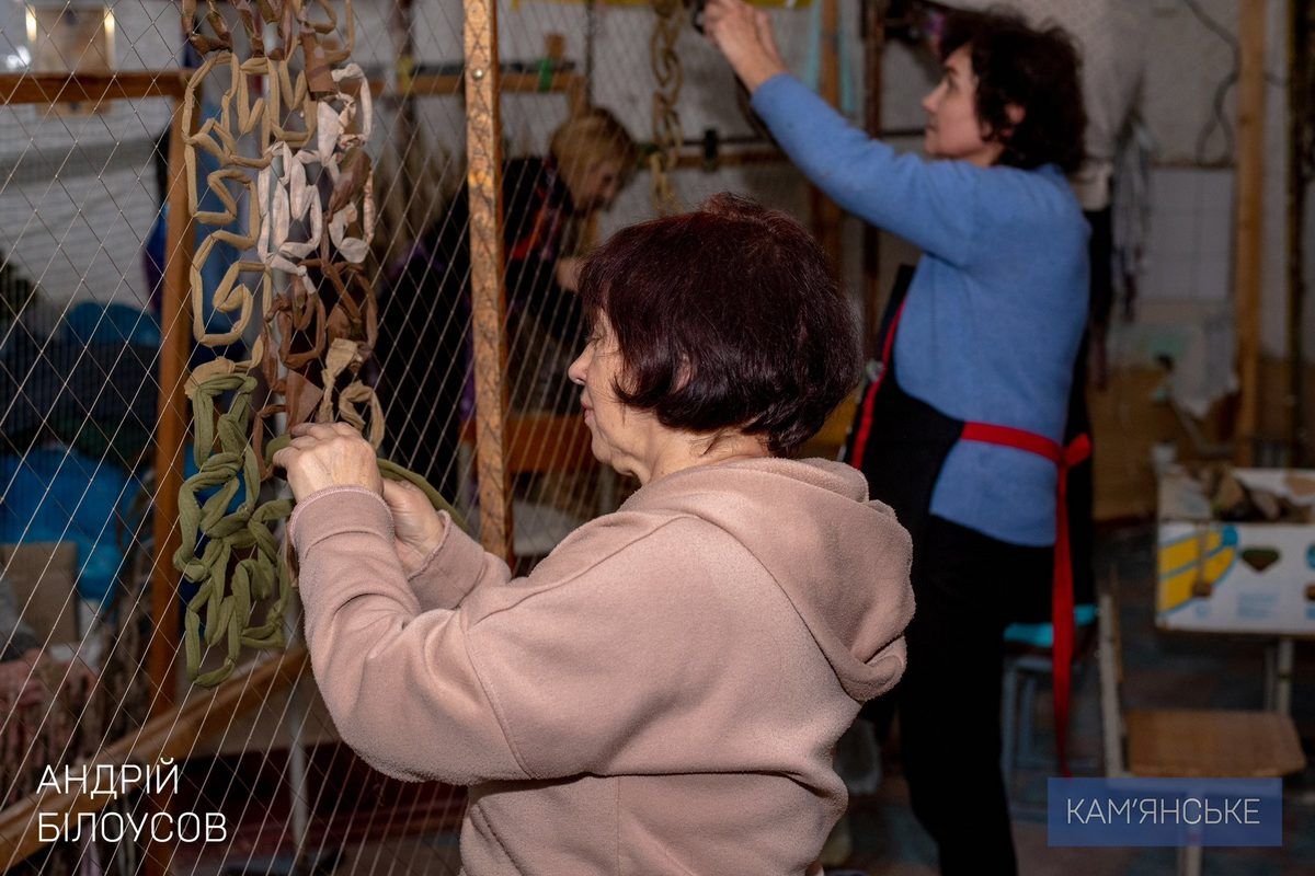 Працюють щодня у дві зміни: мер Кам’янського передав спанбонд для “Жіночої сотні”, яка виготовляє маскувальні сітки для ЗСУ 8